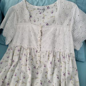 Woman's Elizabeth cotton nighgown; white/lilac flowered print